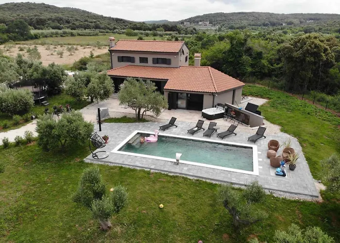 Olive Garden Paradise With Heated Swimming Pool *